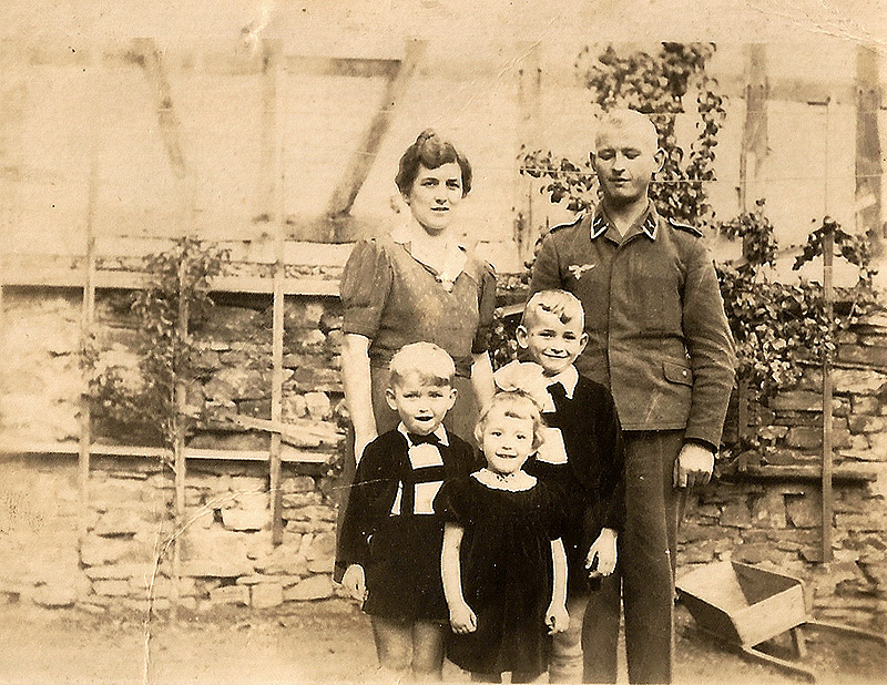 Familie Johanna und Vincenz Becker ca 1944 vorne von links die Kinder Willi, Elisabeth und Peter 