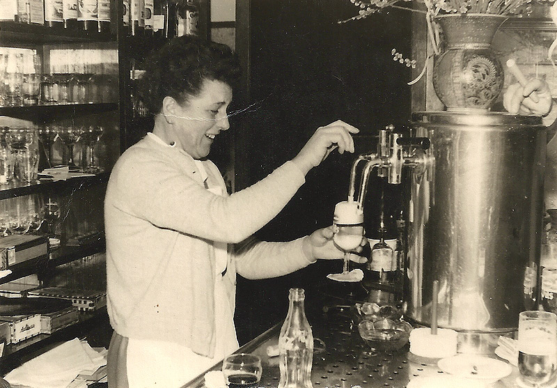 Johanna Becker am Zapfhahn - Ende 1950er Jahre