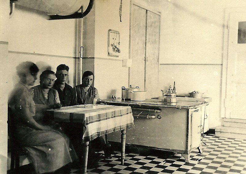 In der Küche 1935 v. l. Johanna Becker, Katharina Buhr (Tant' Katche), ?, Gertrud Schmid